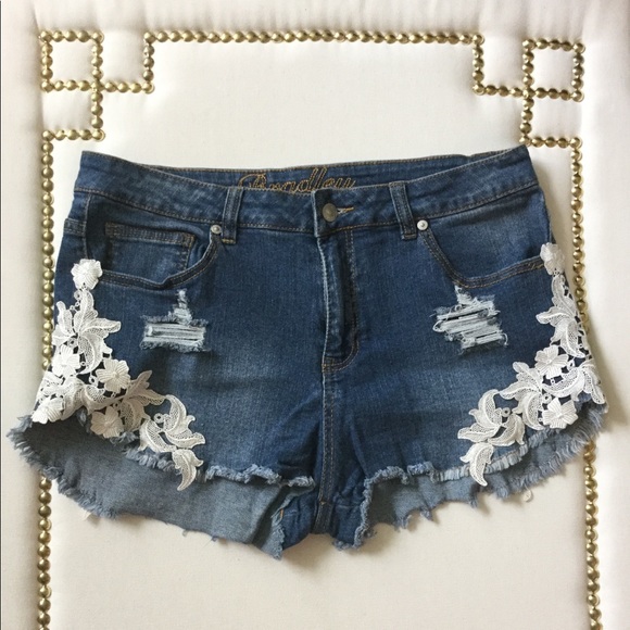 🌸Flower Appliqué Festival Shorts🌸 - Picture 6 of 8
